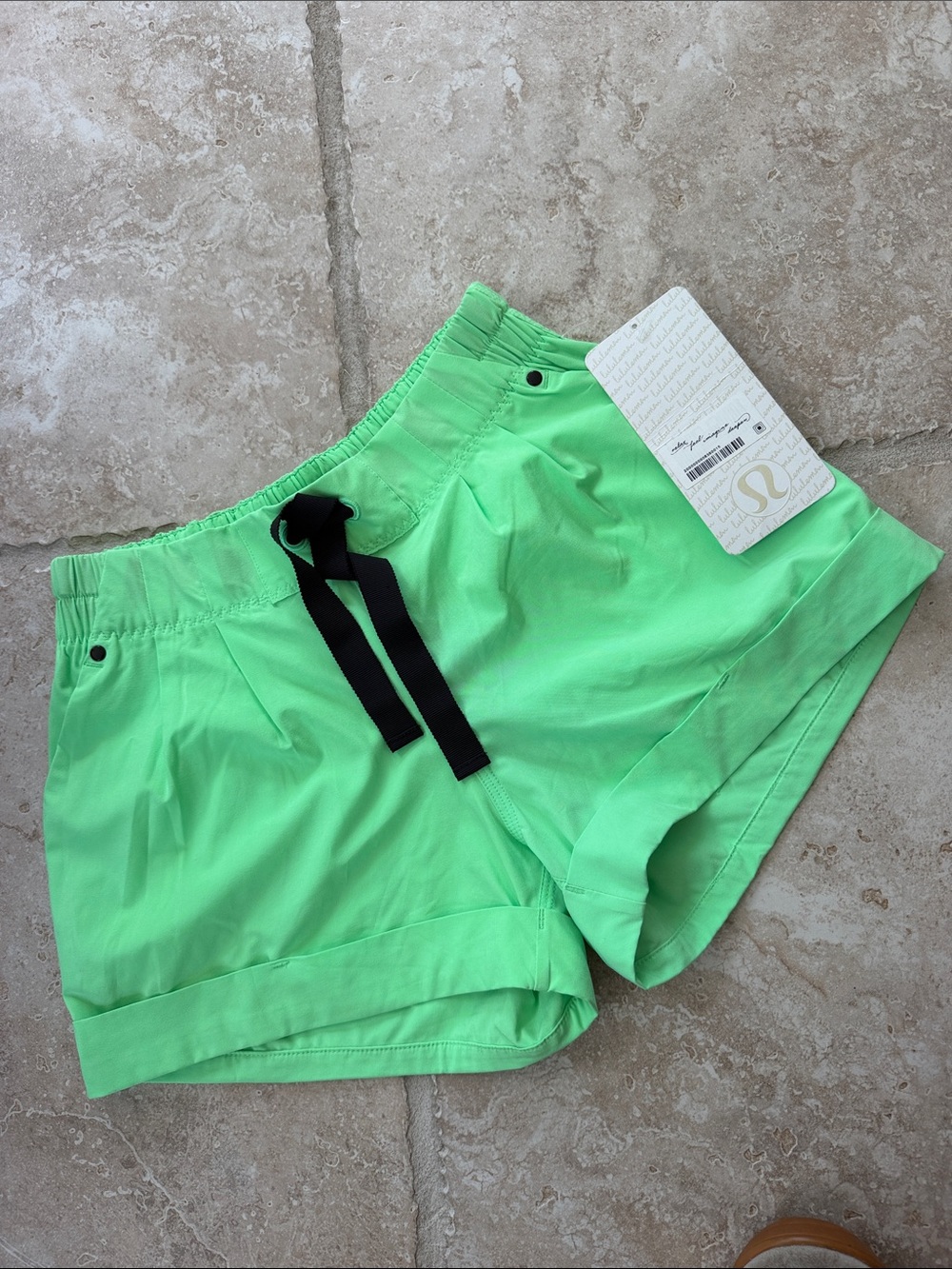 NWT Lululemon athletica Green Shorts size 4 w/Black Drawstring Med rise 3” seam